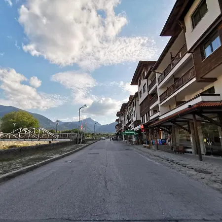 **mountain** Views Just Next To The Gondola Lift 班斯科